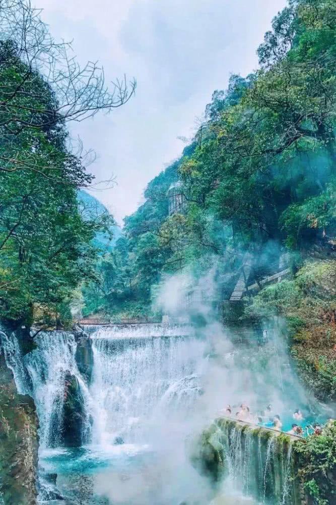 过年回家,同学聚会,月薪两千的保安同学拿出了三千块的五粮液生肖酒